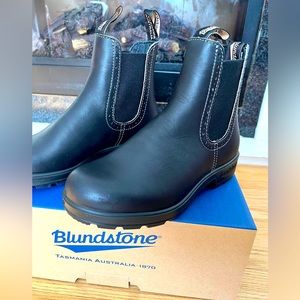 NEW Blundstone size 7.5 womens
